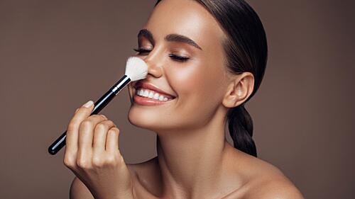 TRIKY PRO DOKONALÝ MAKE-UP, KTERÝ VYDRŽÍ CELÝ DEN (2-3MIN. ČTENÍ)