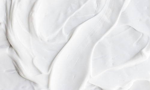 Soin de la peau en hiver : Comment préserver l’hydratation, le confort et un teint sain pendant les mois froids (1–2 MIN. DE LECTURE)